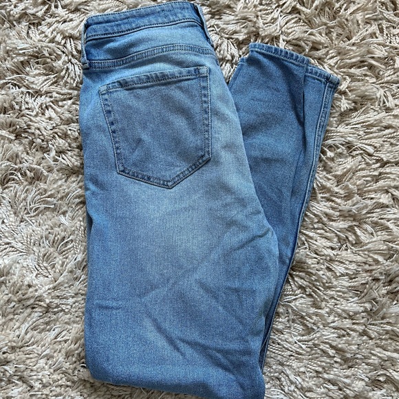 Hollister Ultra High Rise Mom Jeans - Picture 4 of 4